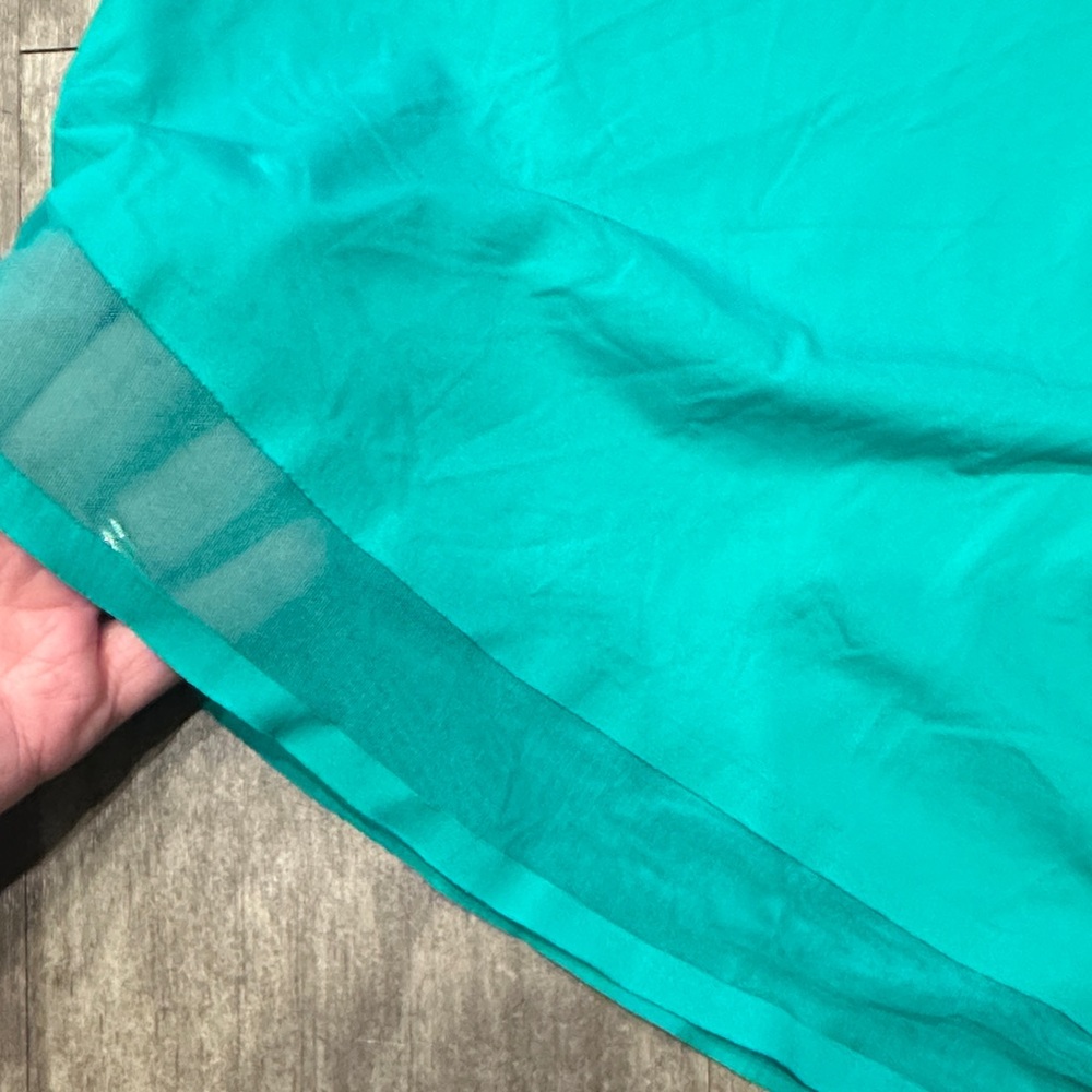 Athleta Kelly green Women's dry fit Top with sheer hem - Picture 3 of 5